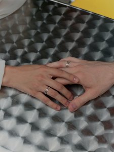 Кольцо ленточное остекление из белого золота