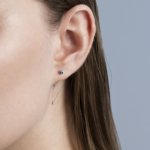 Серьга-гвоздик с голубым лабораторным микробриллиантом