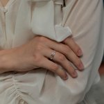 Кольцо ленточное остекление из белого золота