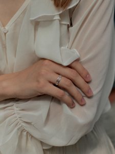 Кольцо ленточное остекление из белого золота