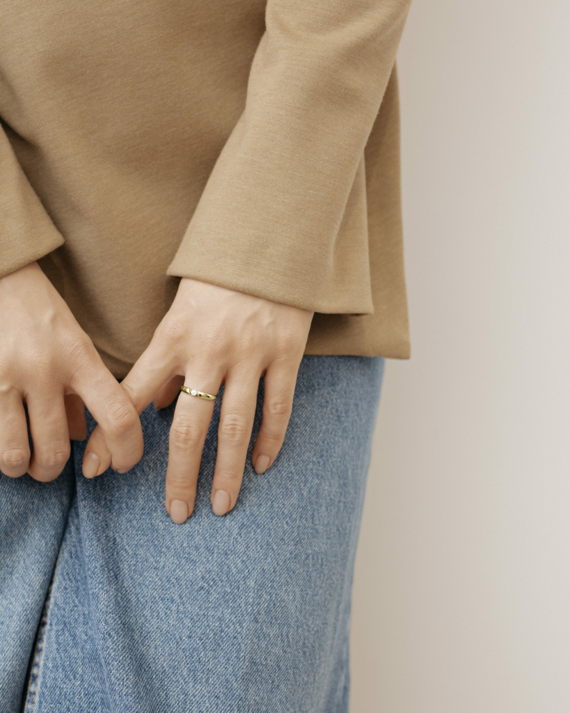 Кольцо с бриллиантом в волне в желтом золоте