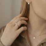 Кольцо с бриллиантом в большом квадрате в желтом золоте