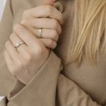 Кольцо с бриллиантом на 6 крапанах