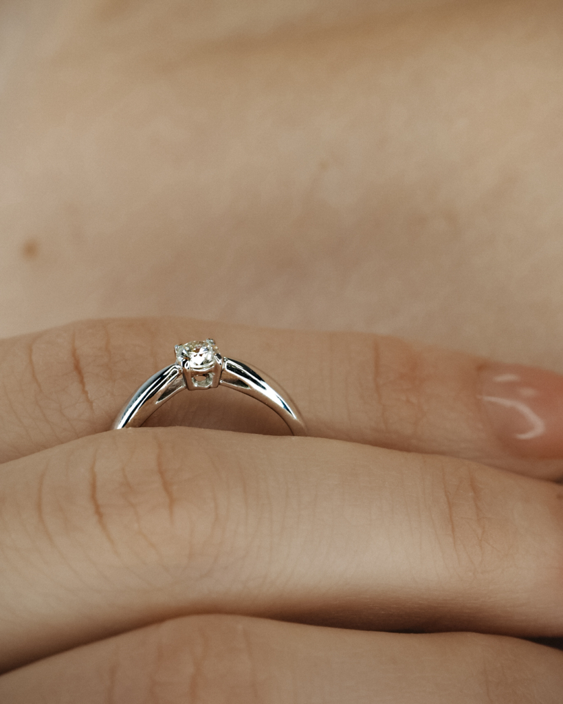Кольцо с бриллиантом утонченное