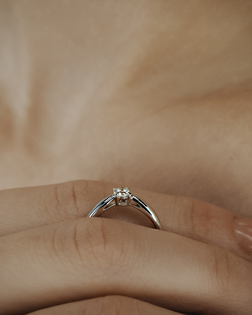 Кольцо с бриллиантом утонченное