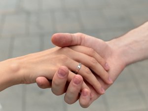 Кольцо с окошками из белого золота