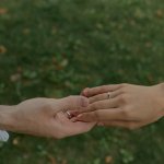 Обручальное кольцо из белого золота