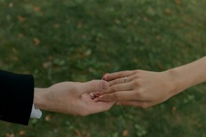 Обручальное кольцо из белого золота
