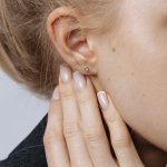 Серьга-гвоздик с желтым лабораторным микробриллиантом