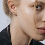 Серьга-гвоздик с желтым лабораторным микробриллиантом