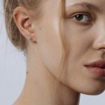 Серьга-гвоздик с голубым лабораторным микробриллиантом