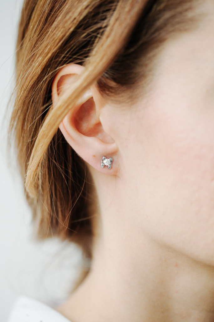 Пусеты из белого золота с бриллиантами в большом квадрате