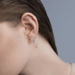 Серьга-гвоздик с розовым лабораторным микробриллиантом