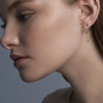 Серьга-гвоздик с розовым лабораторным микробриллиантом