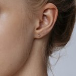 Серьга-гвоздик с розовым лабораторным микробриллиантом