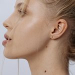 Серьга-гвоздик с розовым лабораторным микробриллиантом