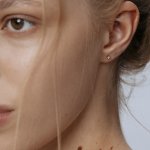 Серьга-гвоздик с розовым лабораторным микробриллиантом