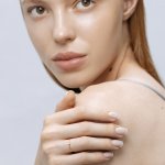 Кольцо из желтого золота с микробриллиантом