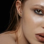 Серьги-гвоздики из желтого золота с демантоидом
