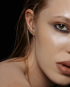 Серьги-гвоздики из желтого золота с демантоидом