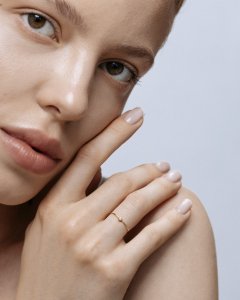Кольцо из желтого золота с микробриллиантом